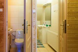 Проживание в семье Pensjonat Antoś Балигруд Четырехместный номер с собственной ванной комнатой вне номера-3